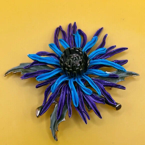Corocraft 1940s Enamel Flower Brooch - Picture 2 of 4
